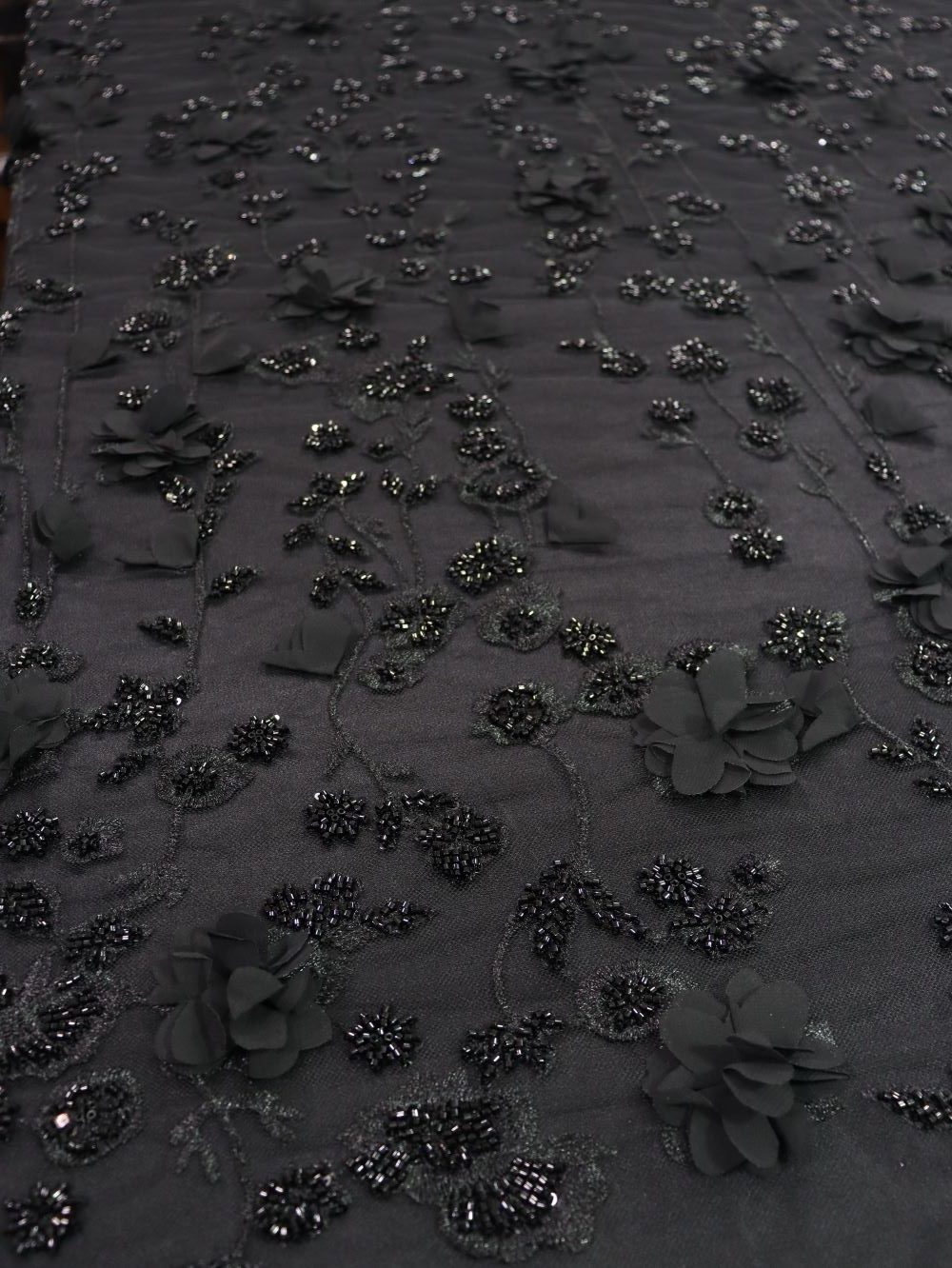 IMG_5836 پارچه گیپور مجلسی گل برجسته مشکی طرح دو