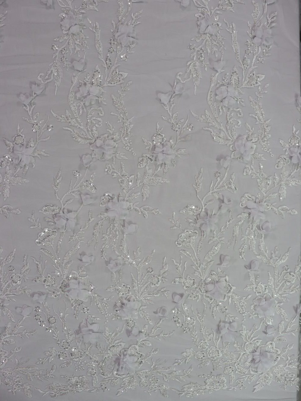 IMG_5854 پارچه گیپور مجلسی گل برجسته سفید طرح پنج