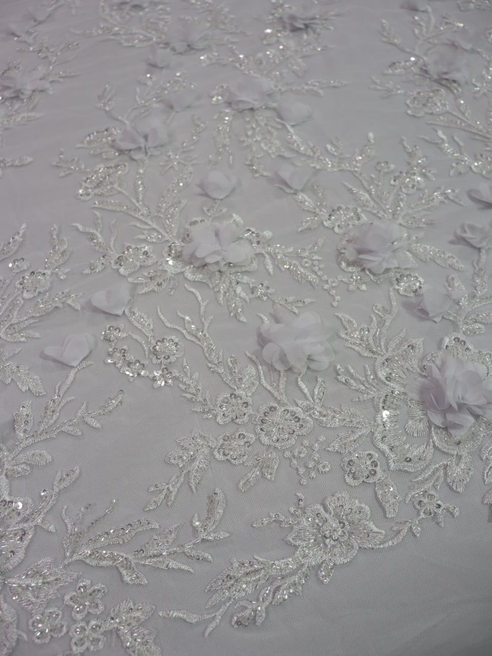 IMG_5855 پارچه گیپور مجلسی گل برجسته سفید طرح پنج