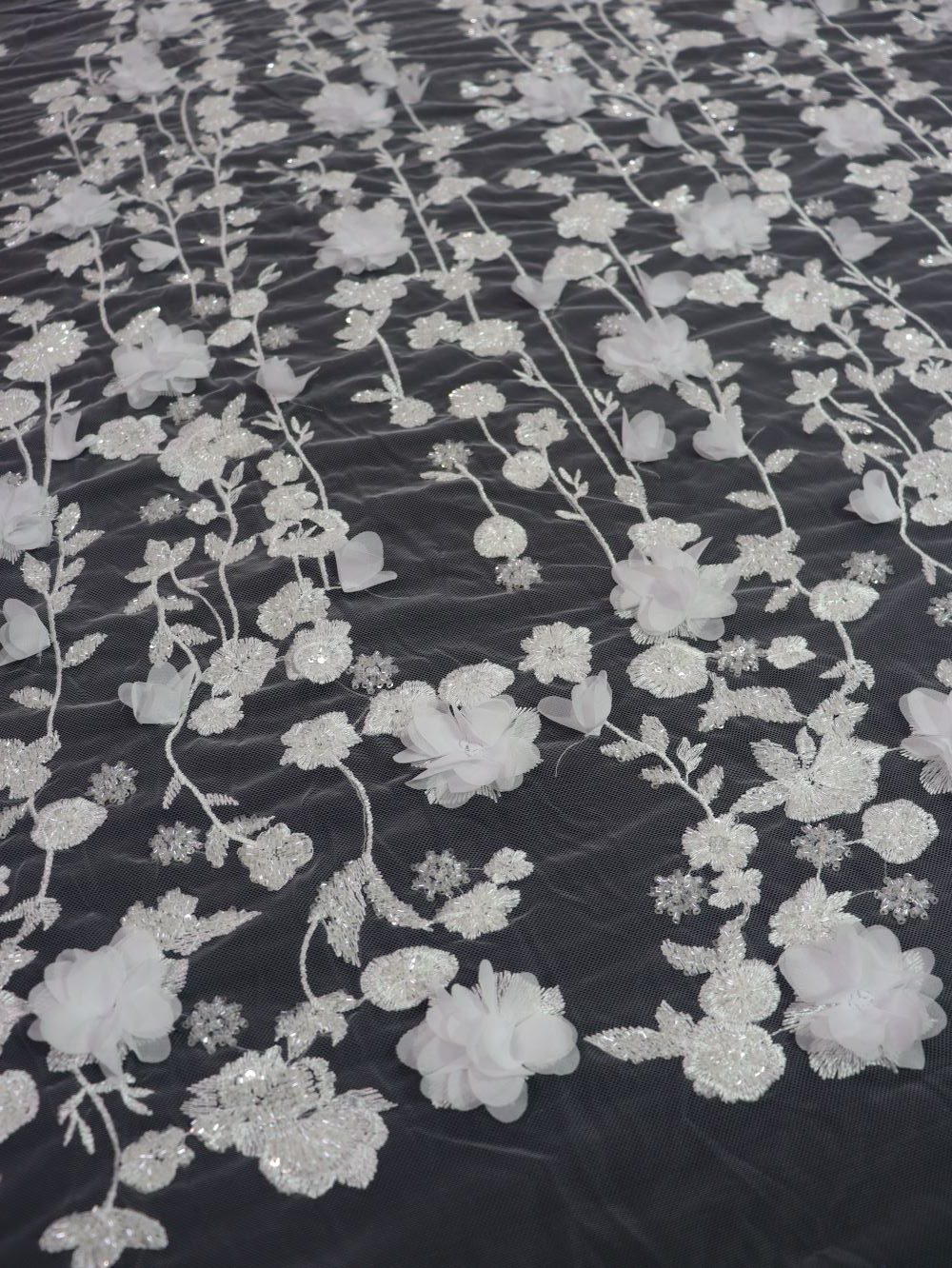 IMG_5872 پارچه گیپور مجلسی گل برجسته سفید طرح دو