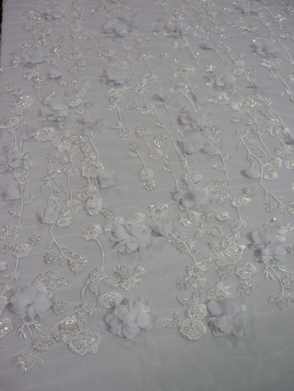 IMG_5874 پارچه گیپور مجلسی گل برجسته سفید طرح دو