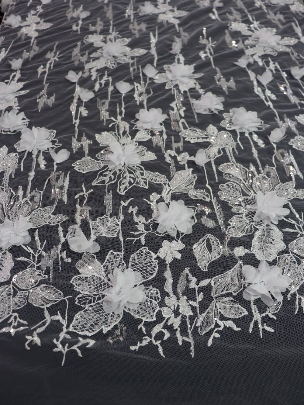 IMG_5878 پارچه گیپور مجلسی گل برجسته سفید طرح شش