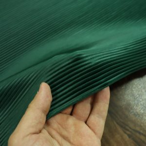پارچه ساتن پلیسه رنگ سبز یشمی