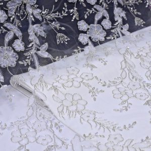 پارچه مجلسی گل حریر برجسته رنگ سفید طرح سه