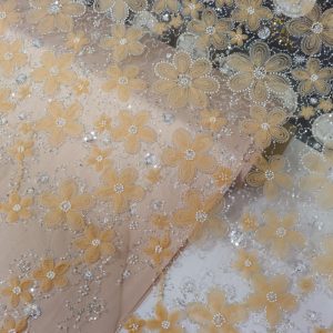 پارچه مجلسی گل حریر برجسته رنگ کرم طرح پنج سری جدید