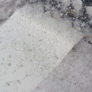 پارچه مجلسی گل حریر برجسته رنگ سفید طرح پنج سری جدید