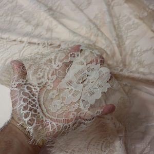 پارچه مجلسی دانتل فرانسه (شنتیه) رنگ کرم طرح دو