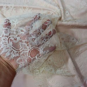 پارچه مجلسی دانتل فرانسه (شنتیه) رنگ کرم طرح یک