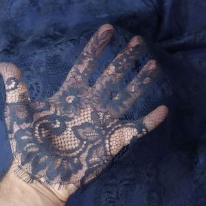 پارچه مجلسی دانتل فرانسه (شنتیه) رنگ سرمه ای طرح یک